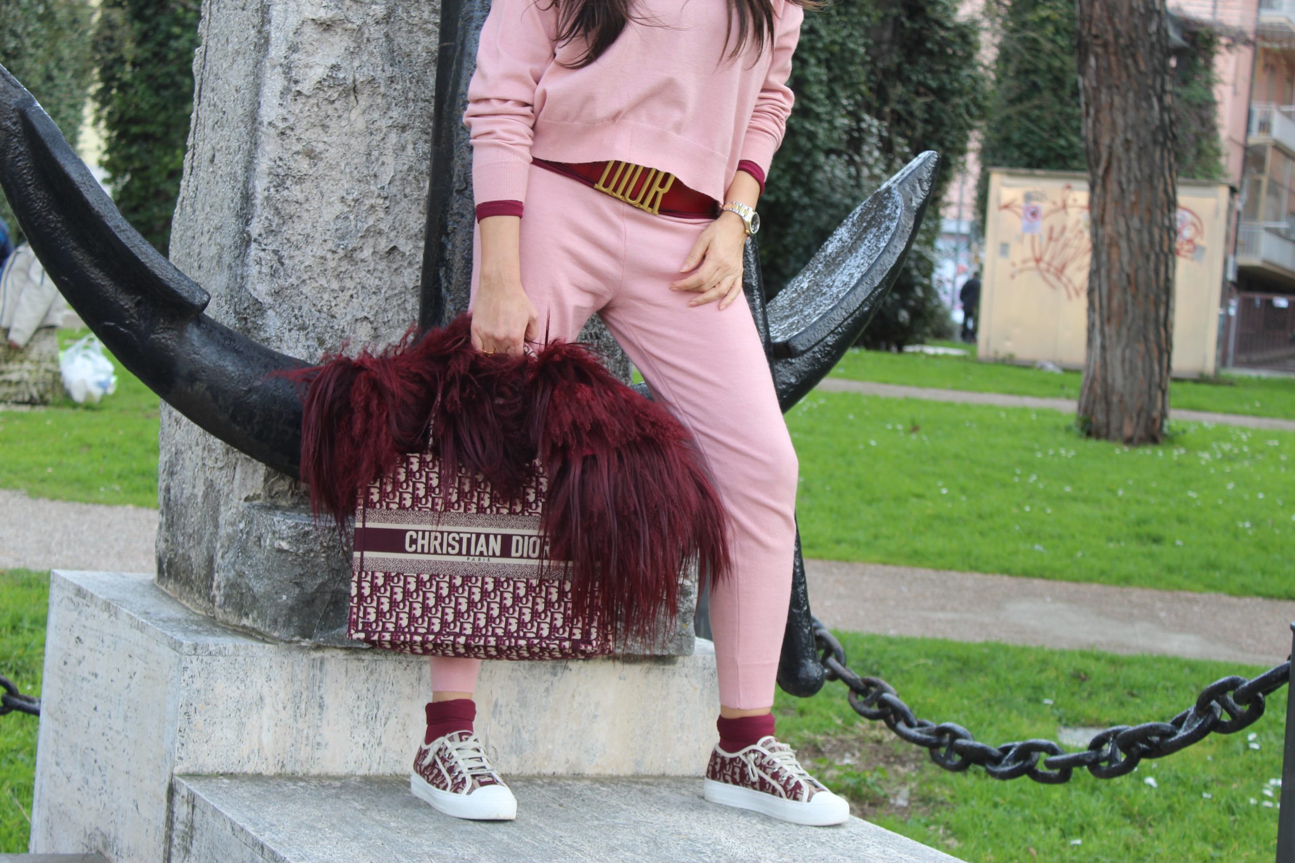 total look dior pink burgundy accessories bag street style Paola Lauretano