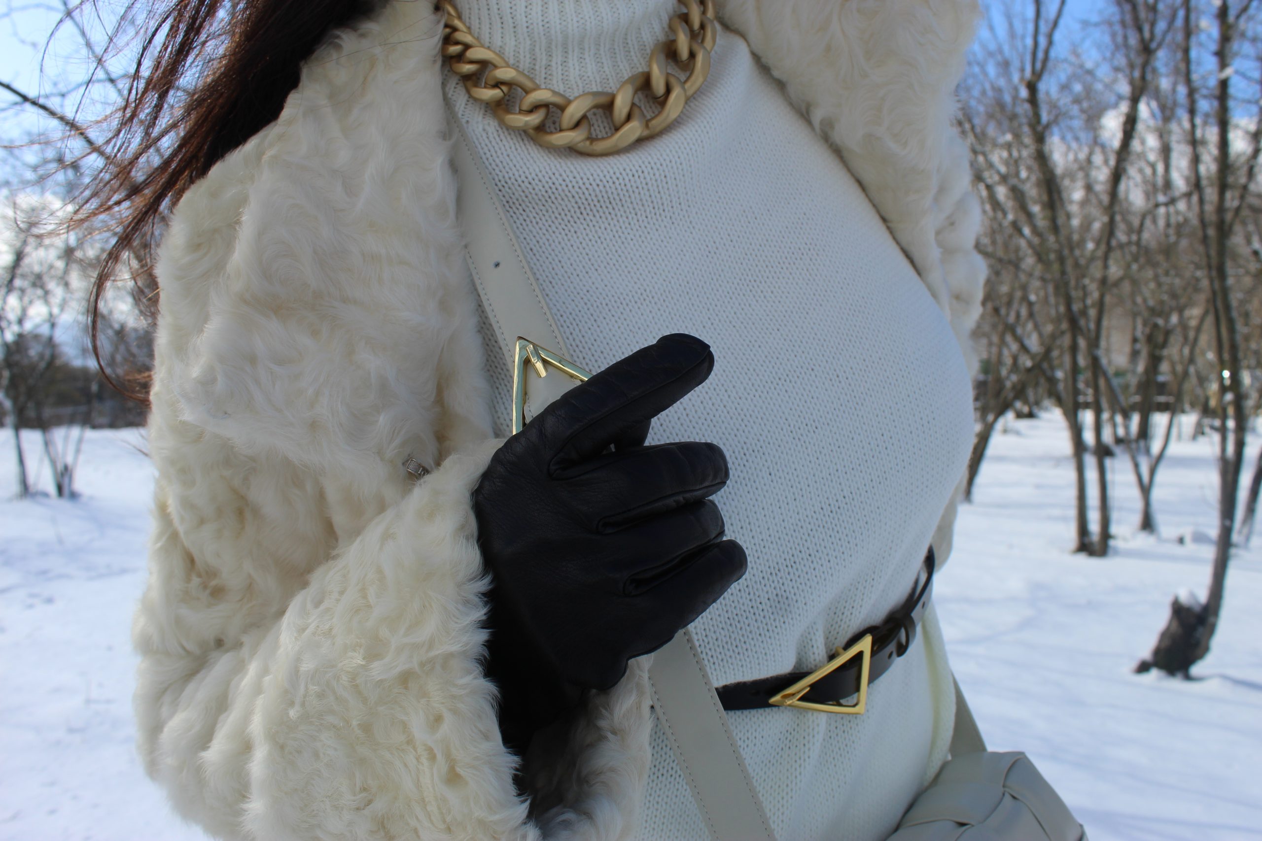 white and gold layering outfit winter time Paola Lauretano
