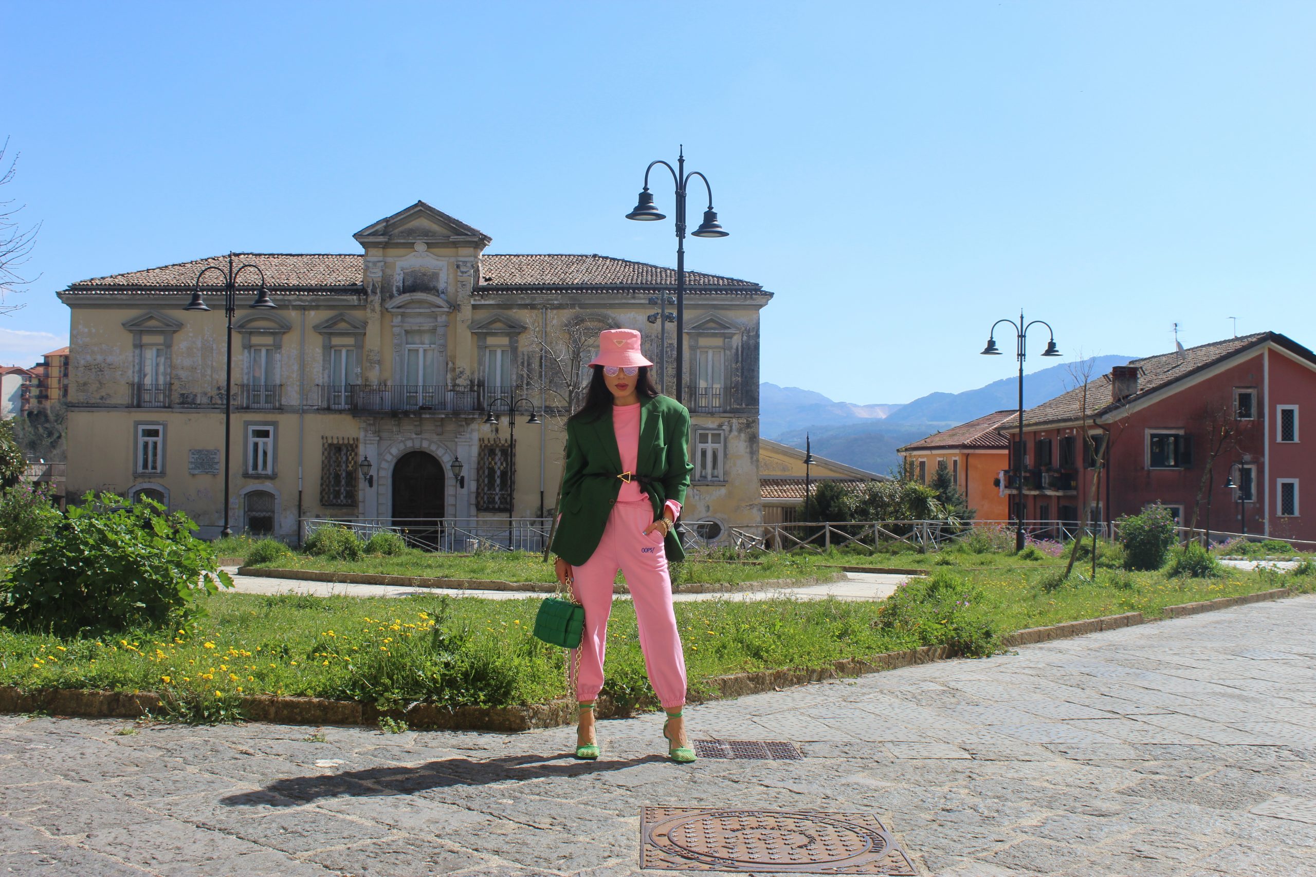 Baby pink and dark green color block spring outfit 2021 Paola Lauretano