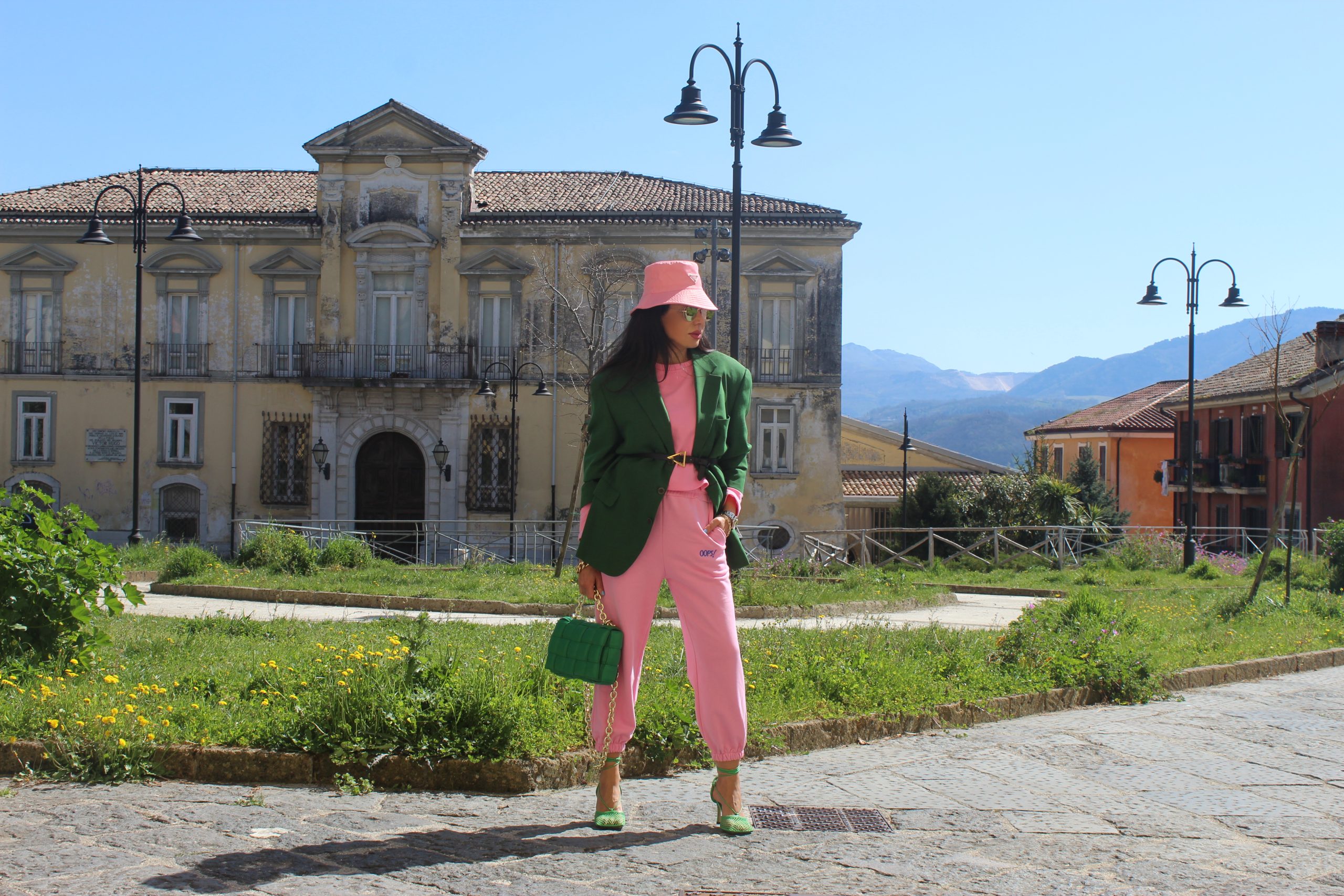 Baby pink and dark green color block spring outfit 2021 Paola Lauretano
