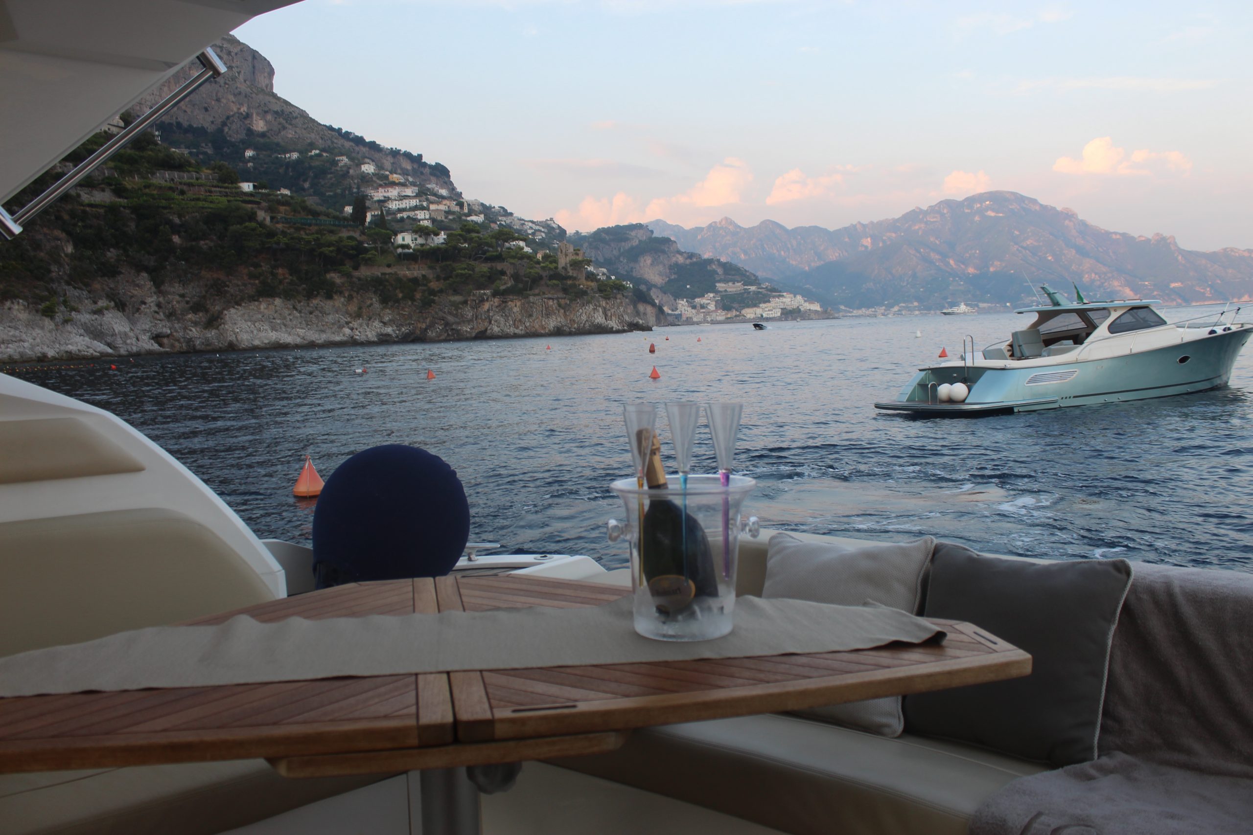 Summer Vacation Costa d'Amalfi Amalfi Coast Boat SIMONA CORSELLINI blazer PINKO camicia e gonna DIOR accessories Paola Lauretano Travel Living Trend