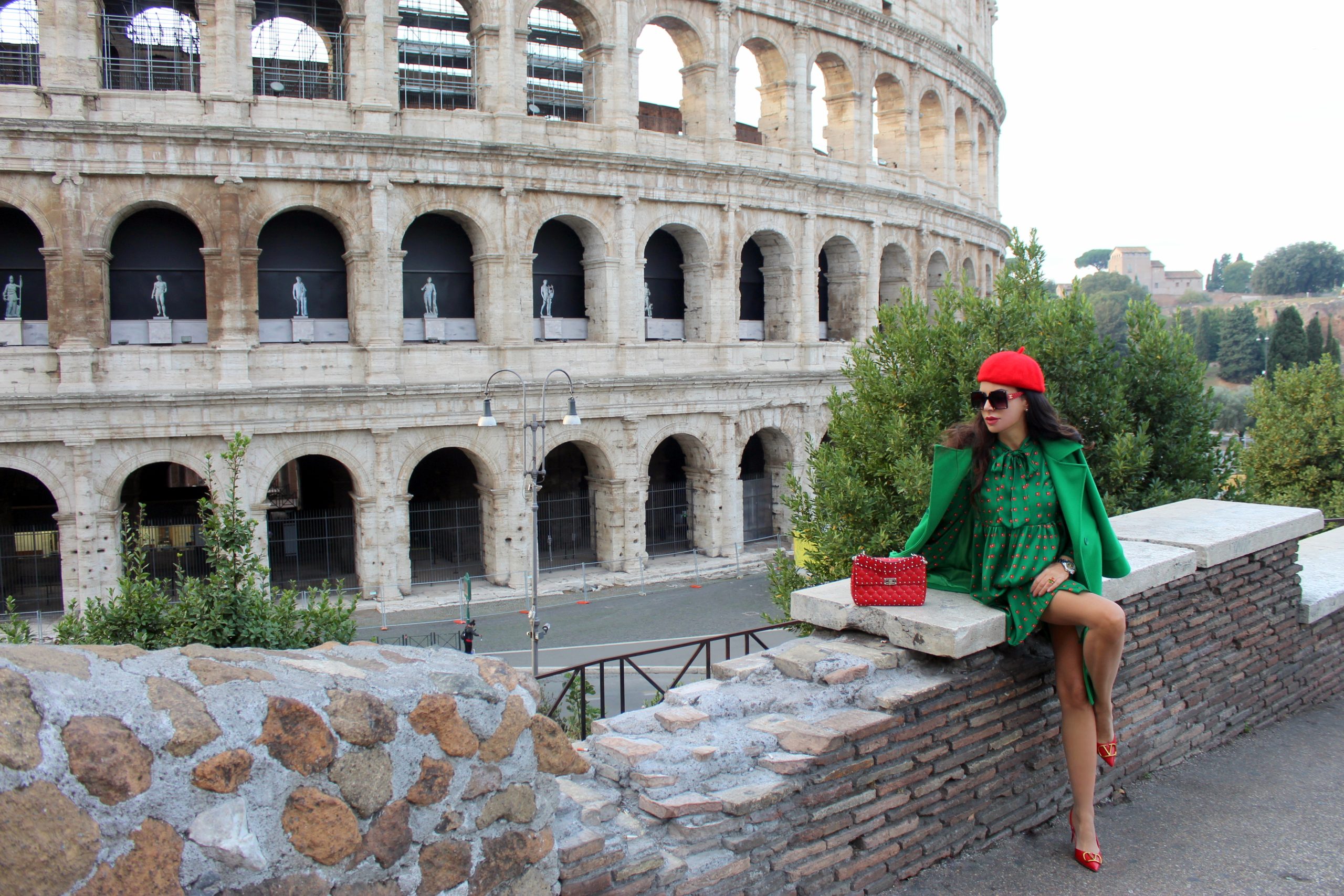 Colosseum Colosseo Roma Italian Weekend Italy Weekend Vacanze Romane LUMINA FASHION total look CHANEL occhiali VALENTINO borsa e scarpe Paola Lauretano