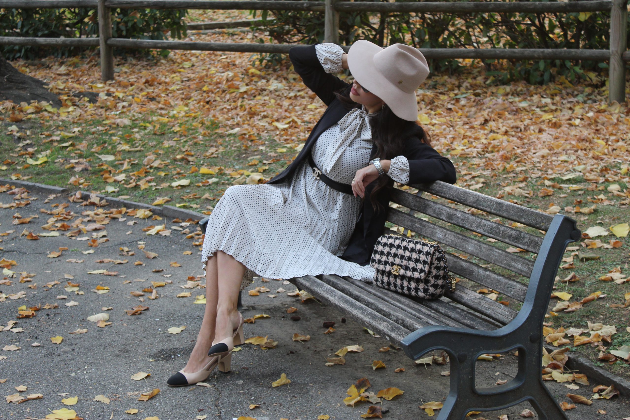 Florence Weekend Abito plissettato bon ton look fall lookbook hat bag beige and black Paola Lauretano