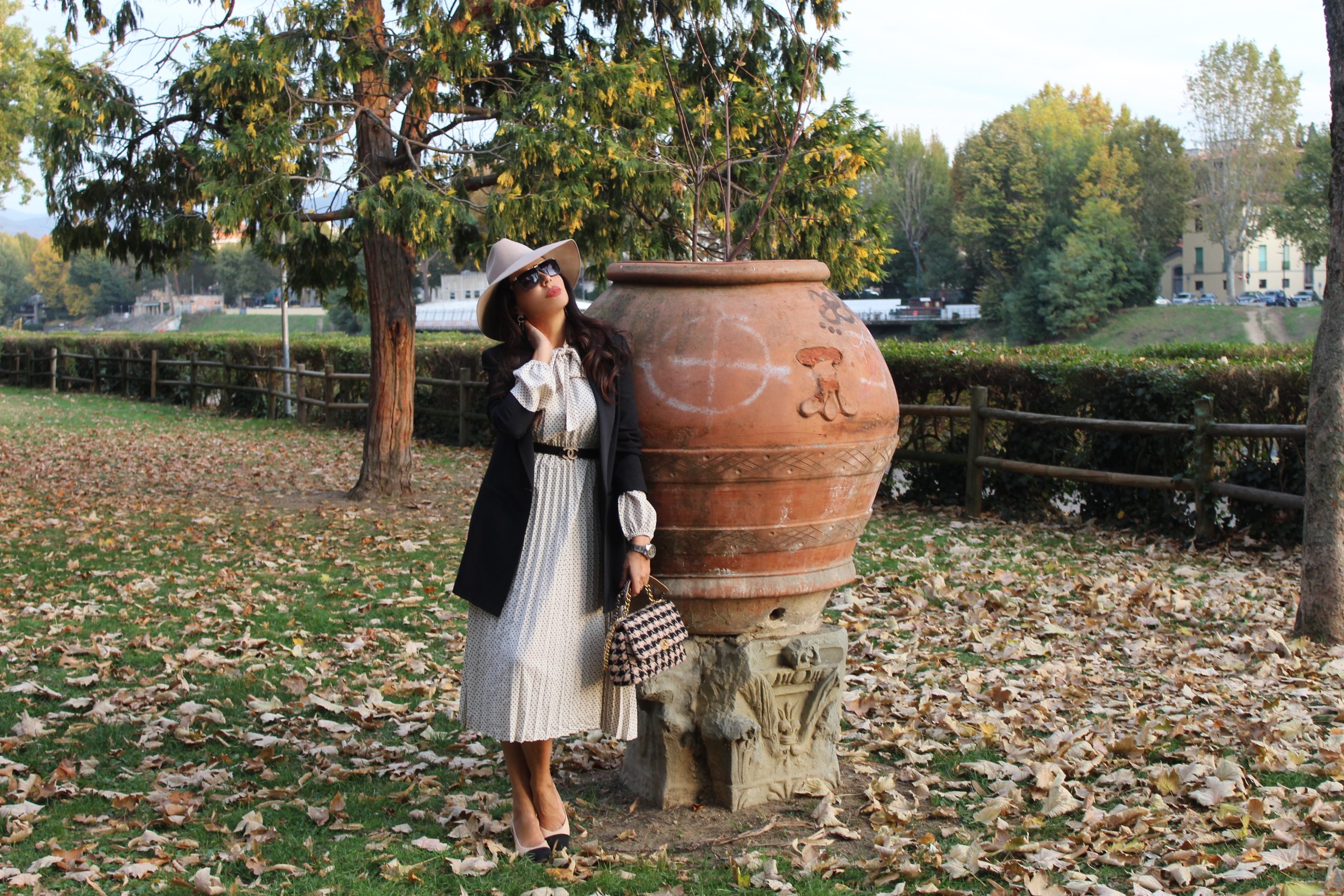Florence Weekend Abito plissettato bon ton look fall lookbook hat bag beige and black Paola Lauretano