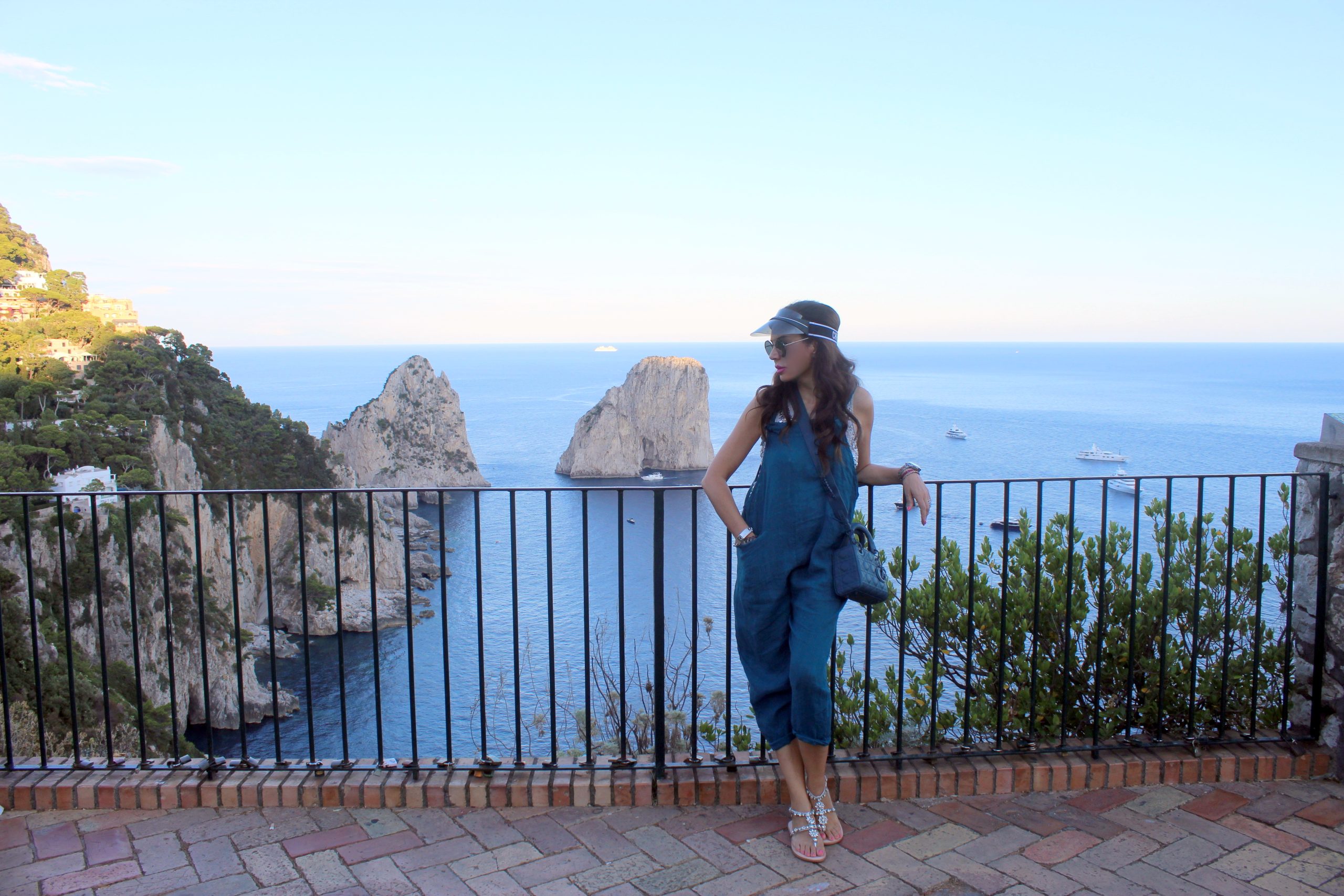 MILANOO tuta DIOR visiera, gioielli e borsa EMANUELA CARUSO sandali capresi Capri Italy Paola Lauretano 