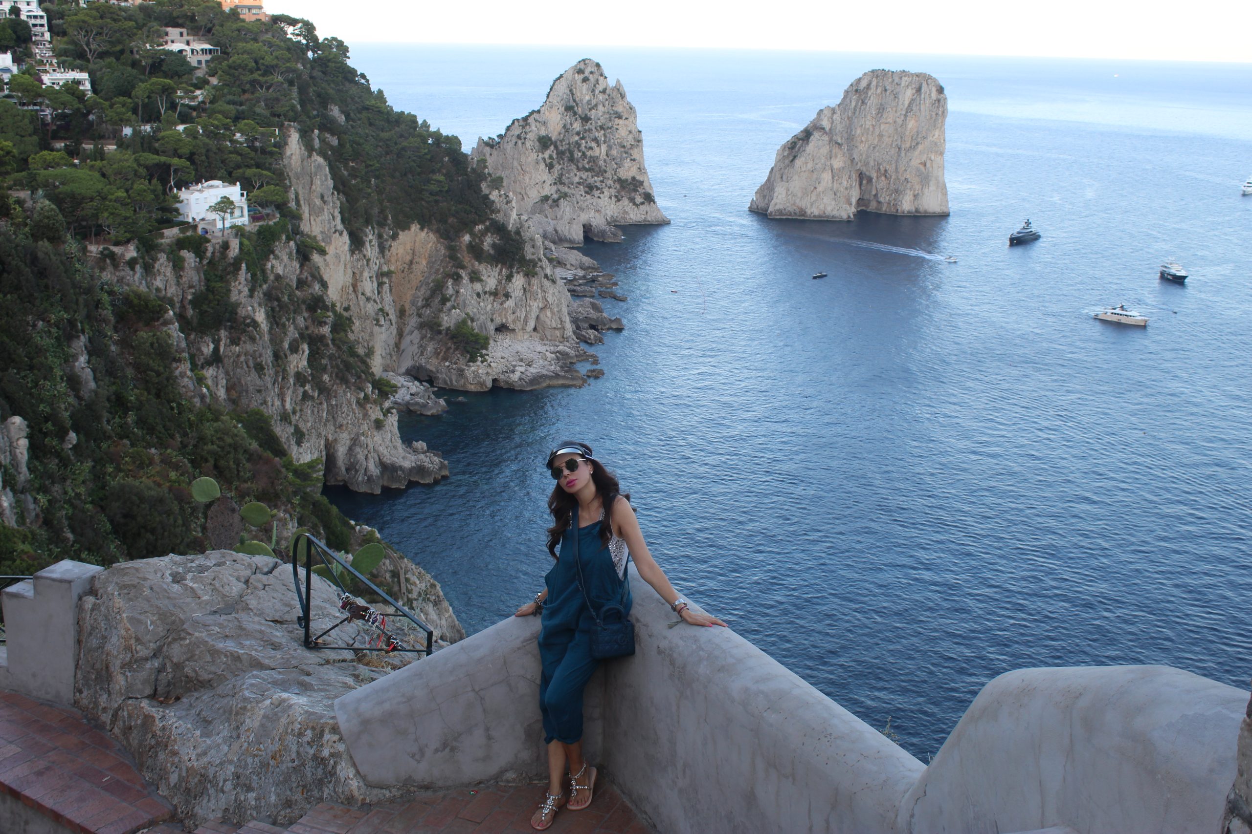 MILANOO tuta DIOR visiera, gioielli e borsa EMANUELA CARUSO sandali capresi Capri Italy Paola Lauretano 